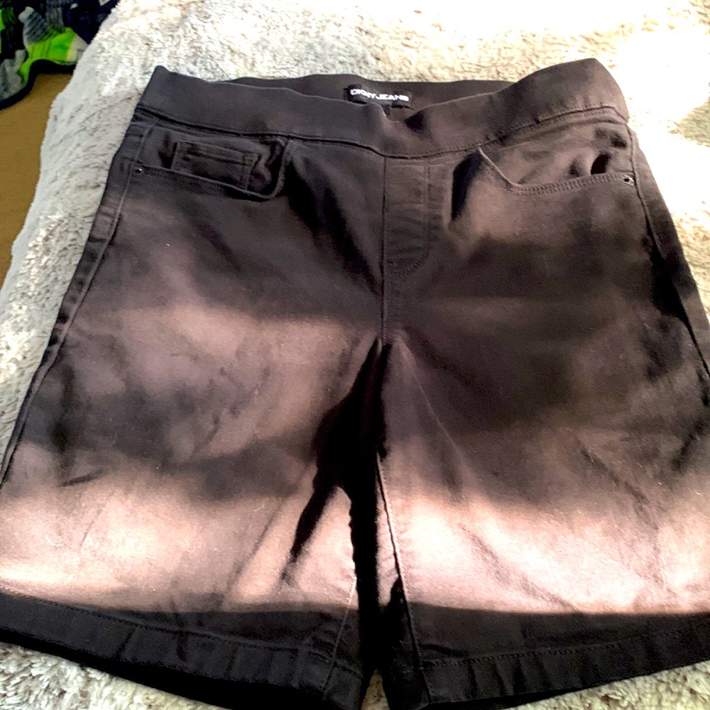 Black capris